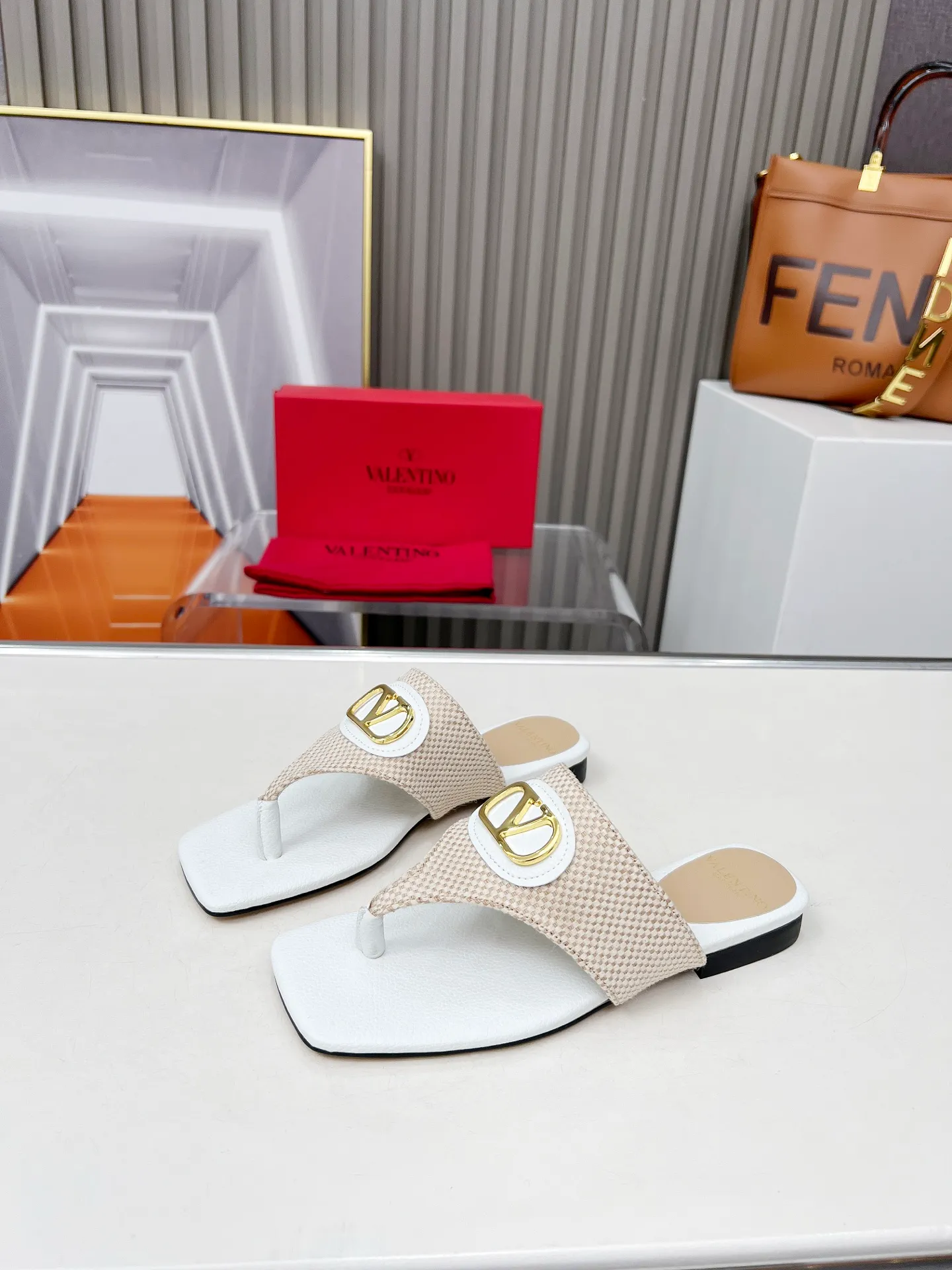 👟👟Ex-factory price 340👟👟 Genuine leather sole +30 Valentino, 25 new spring and summer Valentino color-blocked flat flip flops, sizes 35-43, leather sole +30